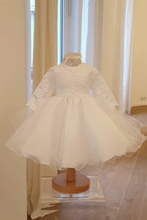 Robe Chloé blanche 135 euro robe de bapteme en tulle blanc doublée coton le haut est en dentelle avec manche transparente cette robe est fabriquée en France dans notre atelier parisien