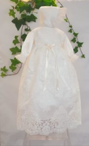 Robe de bapteme longue fany 125 euro robe de bapteme en dentelle blanc cassé doublée en coton cette robe de bapteme est très belle et à un béguin assorti