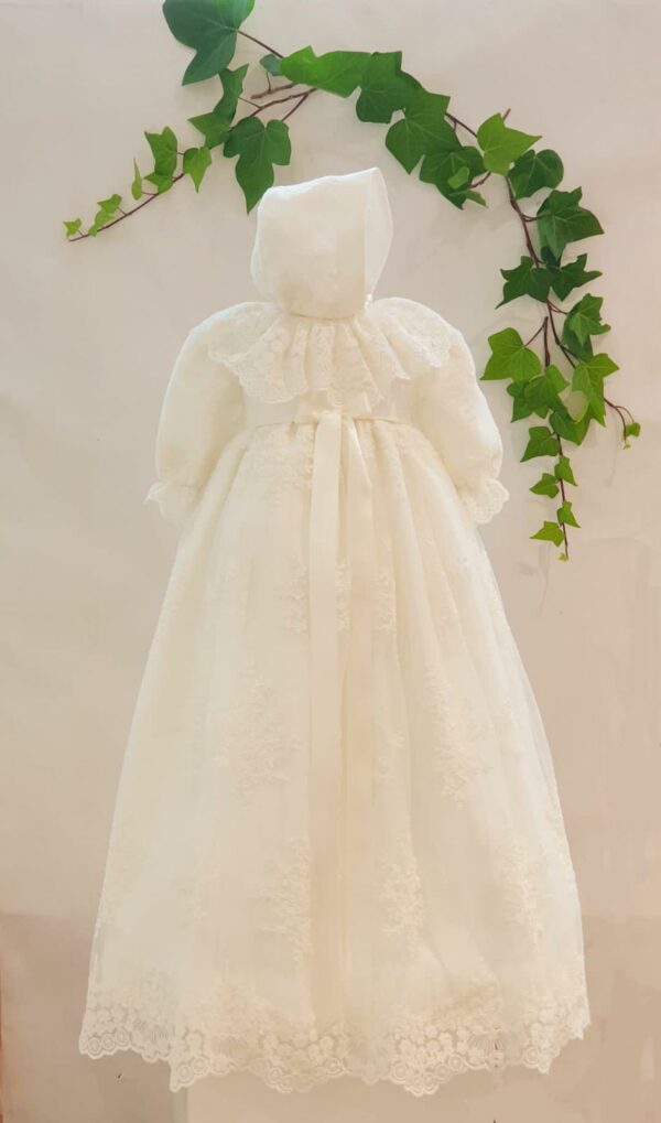 Bapteme robe longue robe Cécilia 225 euro robe dentelle de calais blanc casse avec béguin assorti fabriquée dans nos ateliers parisiens