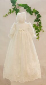 Robe de Bapteme longue robe sylvain 195 euros robe en dentelle de calais blanc casse doublée coton béguin assorti fabriquee dans nos ateliers parisiens